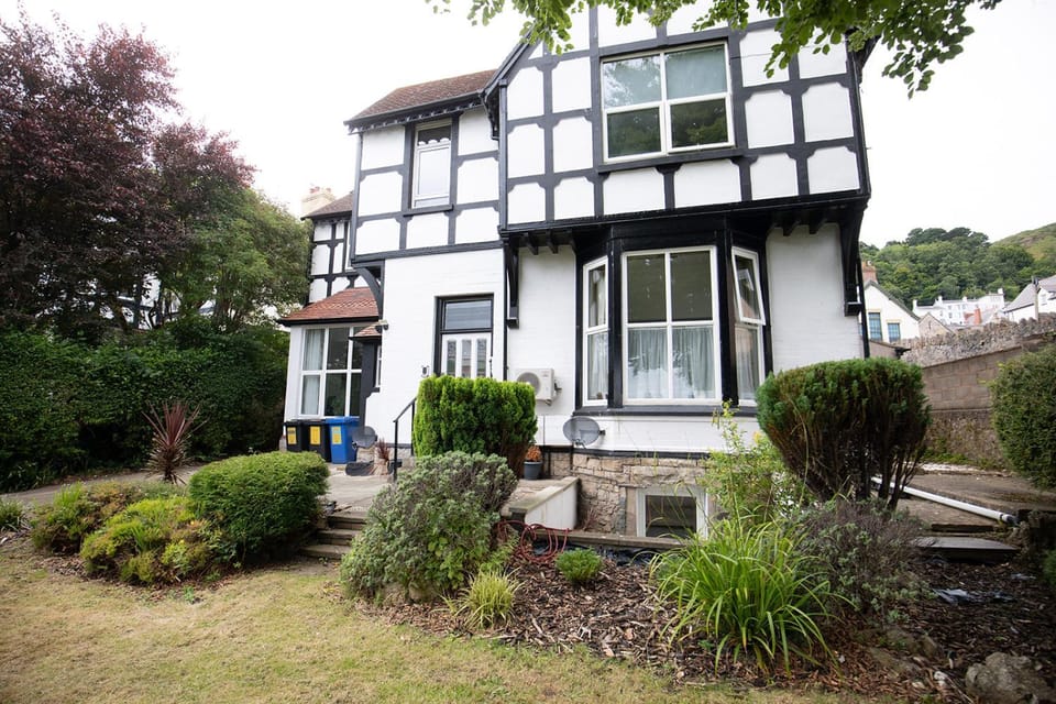 Property building, Spring, Day, Garden, Garden view