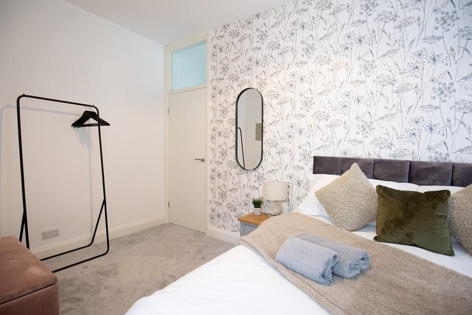 Bed, Bedroom, towels, wardrobe