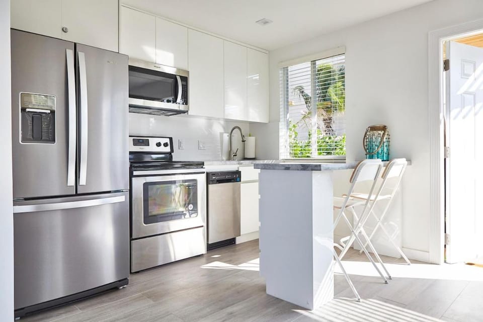 Kitchen or kitchenette, dishwasher, oven
