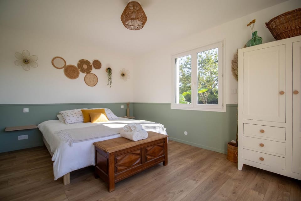 Bed, Photo of the whole room, Bedroom, wardrobe