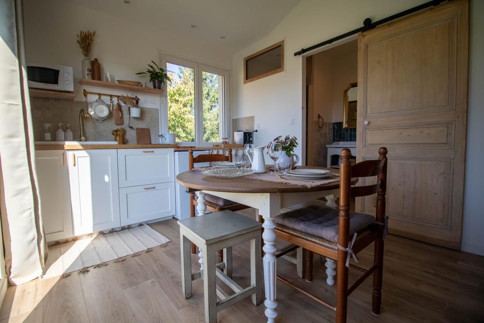 Kitchen or kitchenette, Dining area, pet friendly, stove