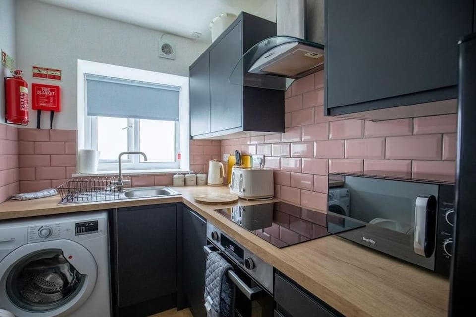 Kitchen or kitchenette, oven, pet friendly, stove, toaster, washing machine