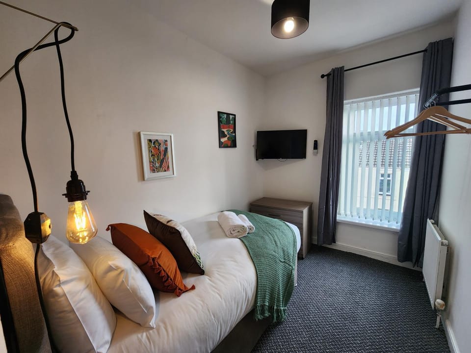 Bed, Photo of the whole room, Bedroom