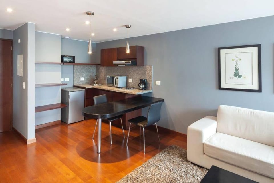 Coffee/tea facilities, Kitchen or kitchenette, Living room, Seating area, Dining area, microwave, minibar, stove