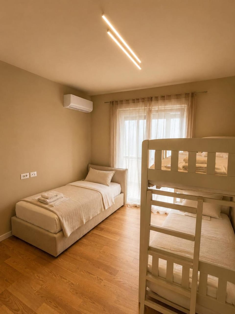 Bedroom, bunk bed