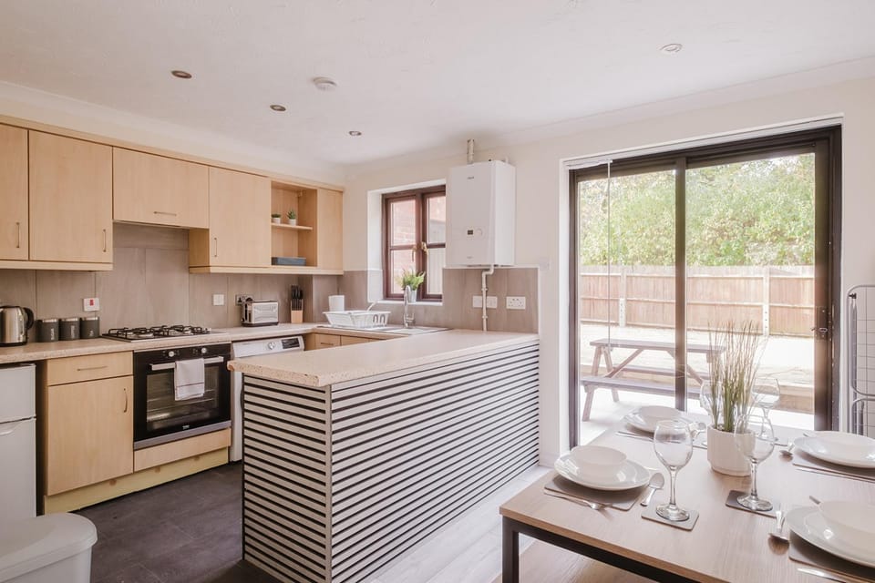 Comfortable 3 Bedroom Home With Parking Apartment in Aylesbury Vale