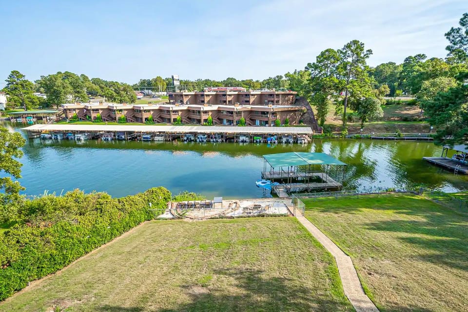 Waterside Retreat on Hamilton House in Rockwell