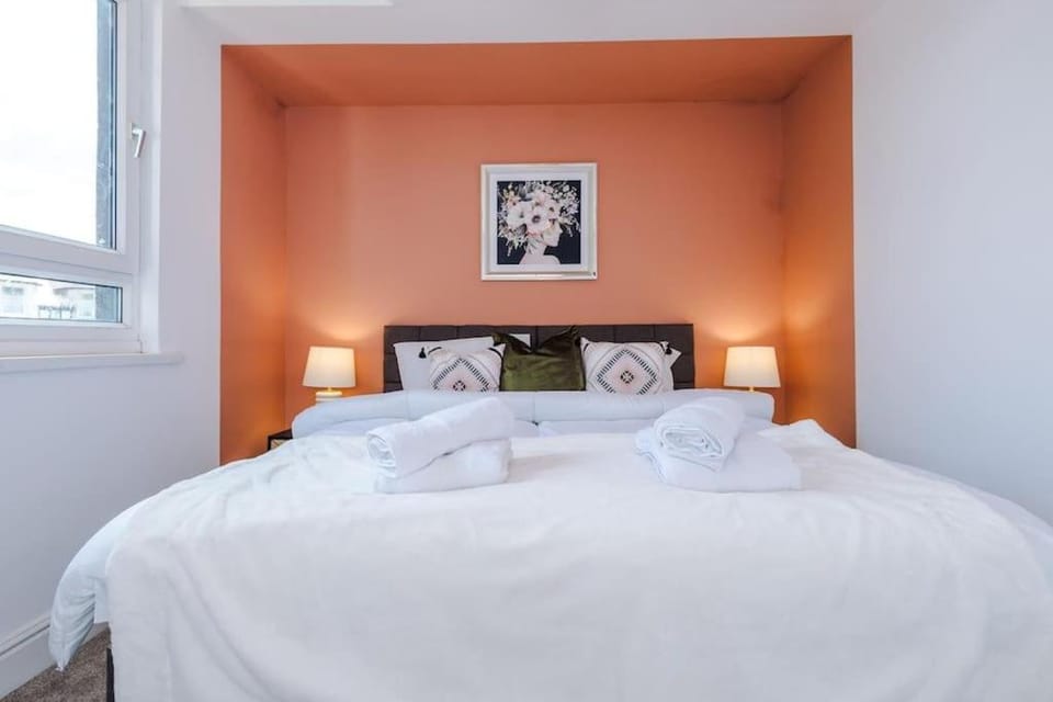 Bed, Bedroom, towels