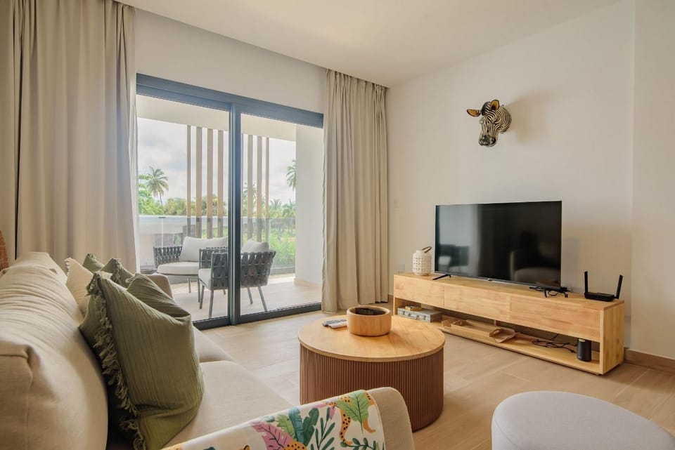 Bed, TV and multimedia, Living room