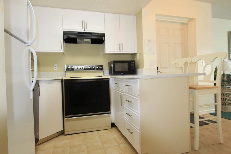 Kitchen or kitchenette, Dining area, dishwasher, oven, toaster