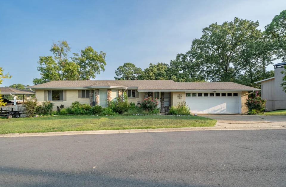 Lakeview Escape at Phadral House in Rockwell