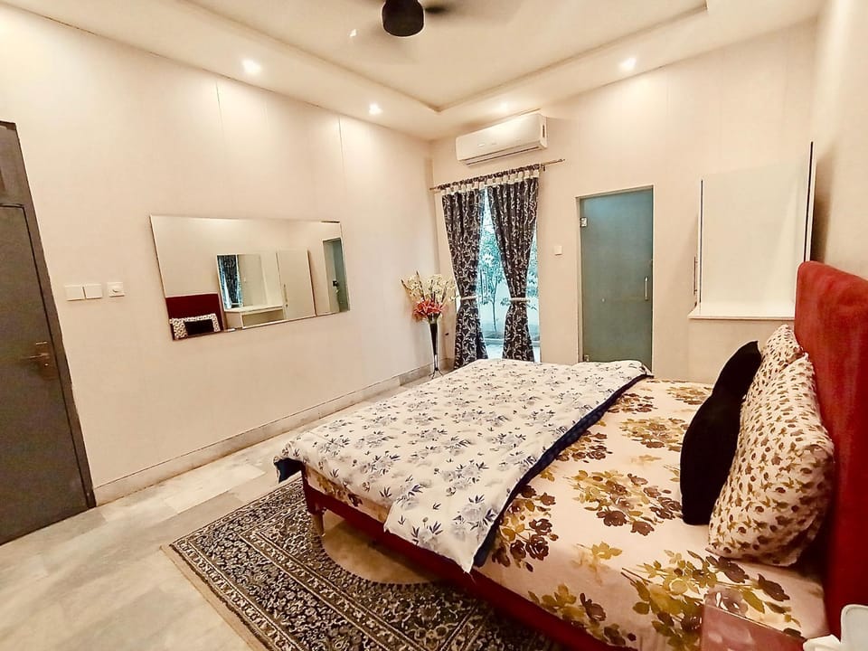 Bed, Photo of the whole room, Bedroom, air conditioner