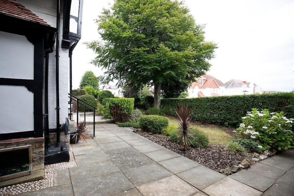 Property building, Spring, Day, Garden, Garden view