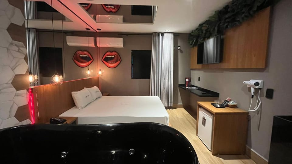 Bed, TV and multimedia, Coffee/tea facilities, Photo of the whole room, Bedroom, minibar