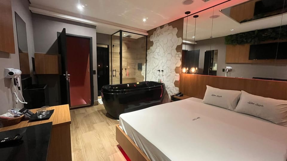 Bed, TV and multimedia, Photo of the whole room, Bedroom, minibar, towels