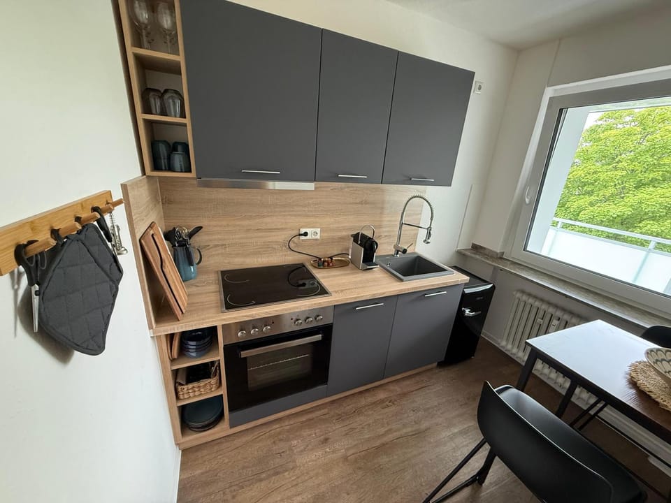 Coffee/tea facilities, Kitchen or kitchenette, Dining area, dishwasher, oven, stove, toaster