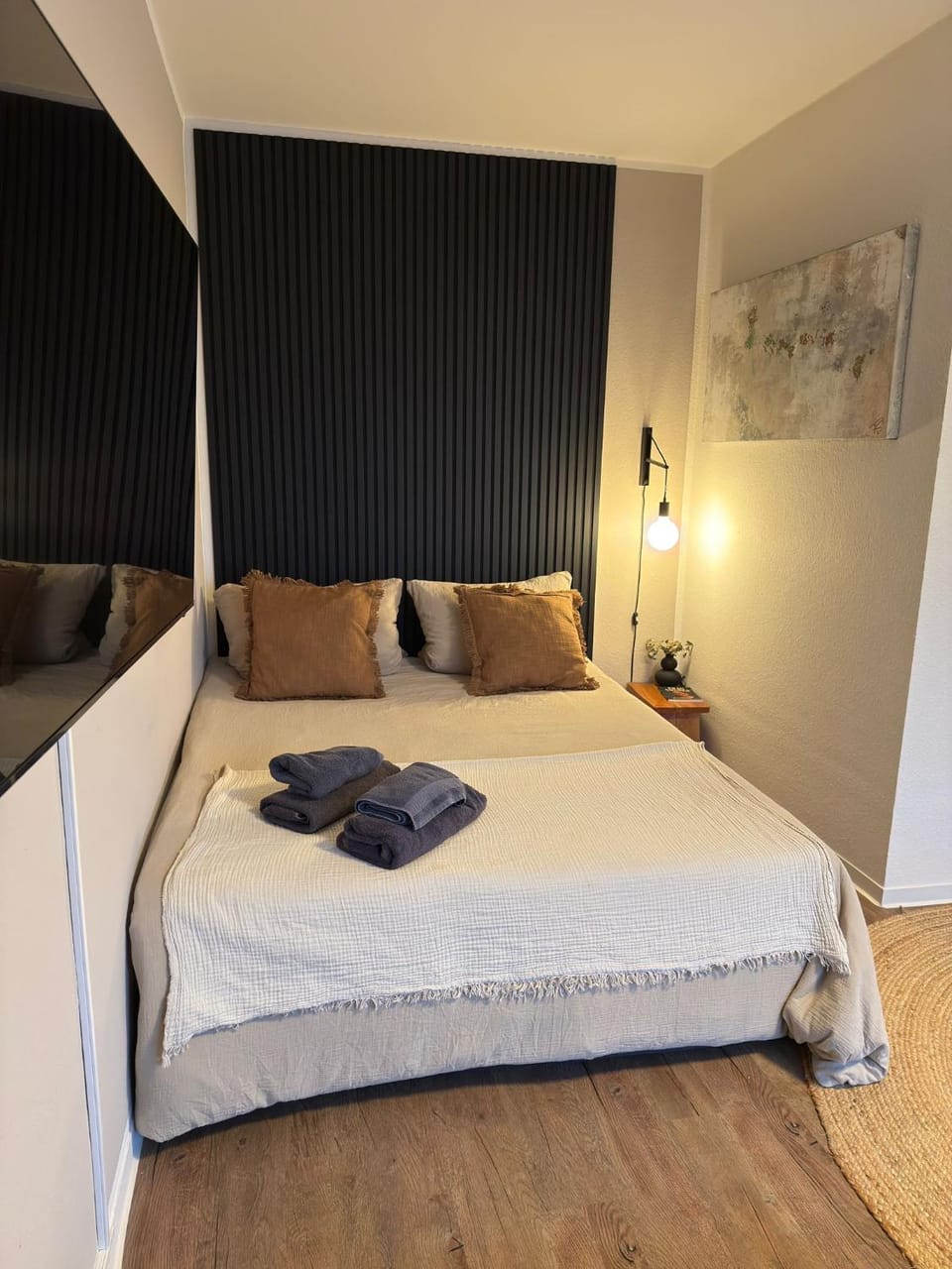 Bed, Photo of the whole room, towels