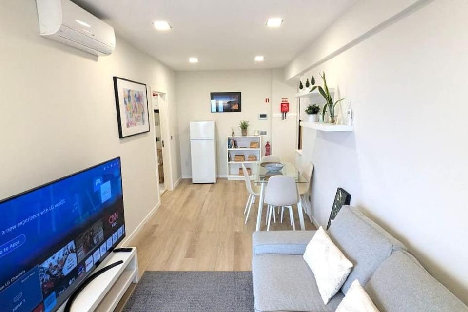 Communal lounge/ TV room, TV and multimedia, Living room, Seating area, Dining area, Evening entertainment