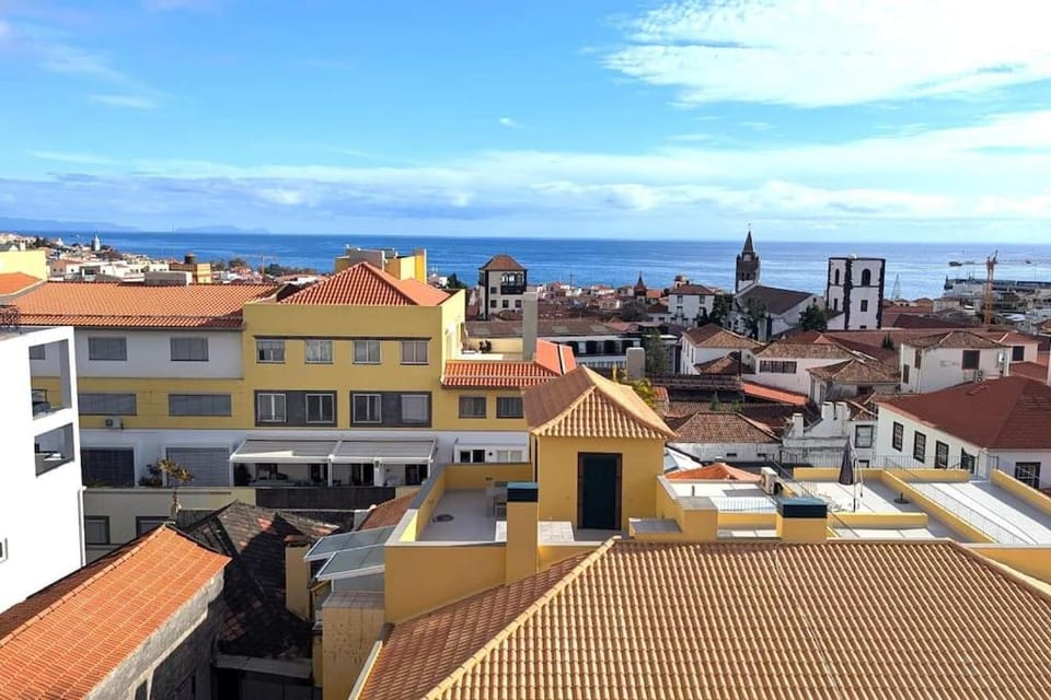 Day, Neighbourhood, City view, Sea view, Location