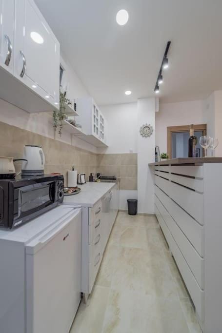 Coffee/tea facilities, Kitchen or kitchenette, stove