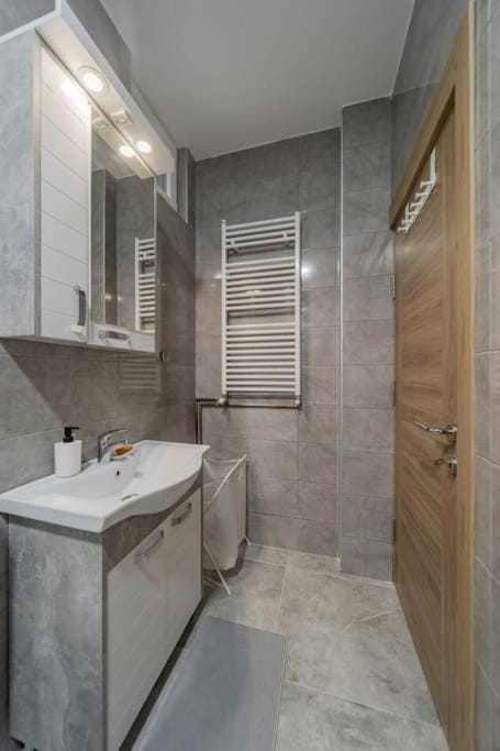 Shower, Bathroom, towels
