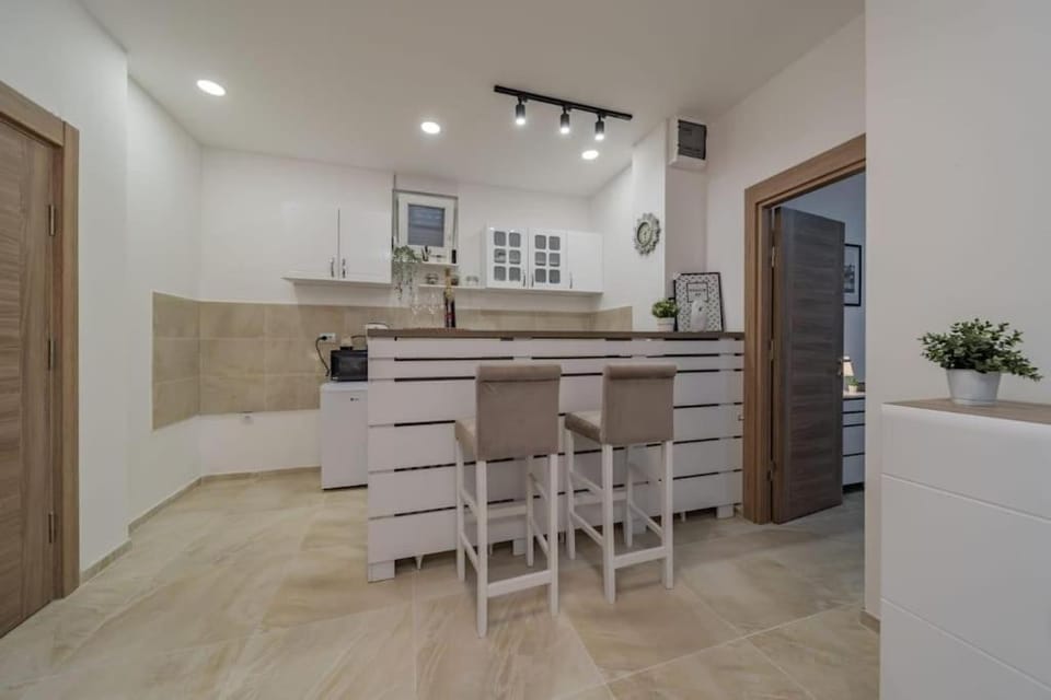 Kitchen or kitchenette, Dining area, stove