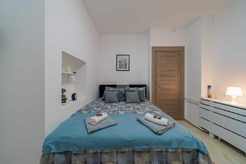 Bed, Photo of the whole room, Bedroom, towels, wardrobe