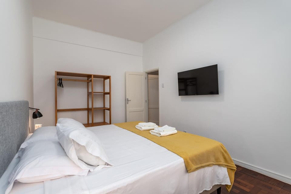 Bed, TV and multimedia, Photo of the whole room, Bedroom, towels