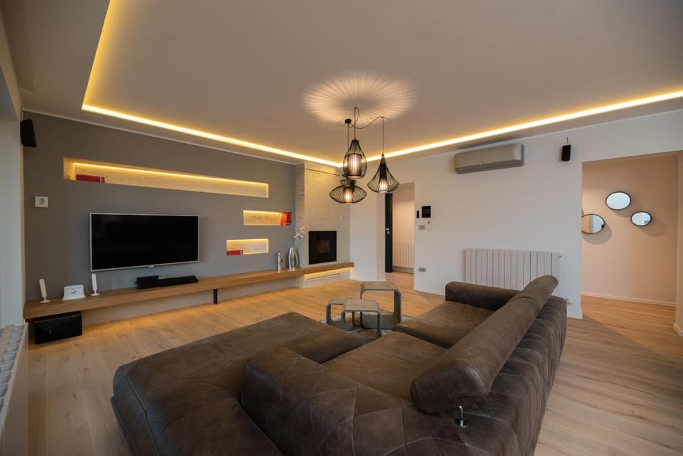 TV and multimedia, Living room, Seating area, air conditioner