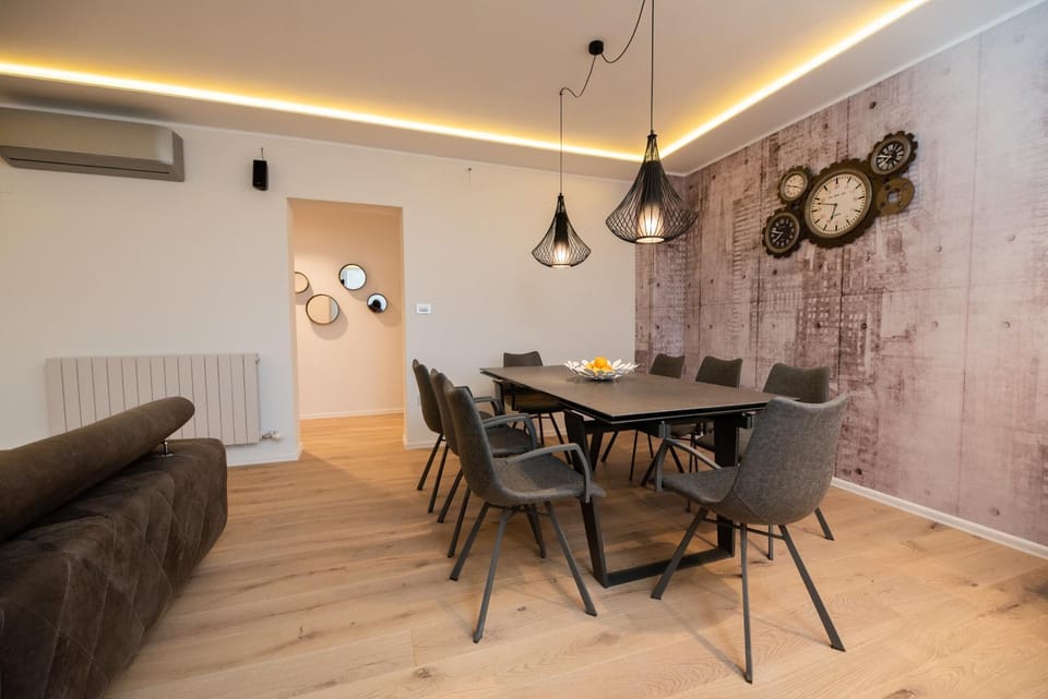 Living room, Seating area, Dining area, air conditioner