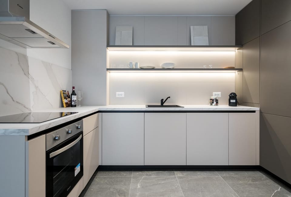 Coffee/tea facilities, Kitchen or kitchenette, oven, stove