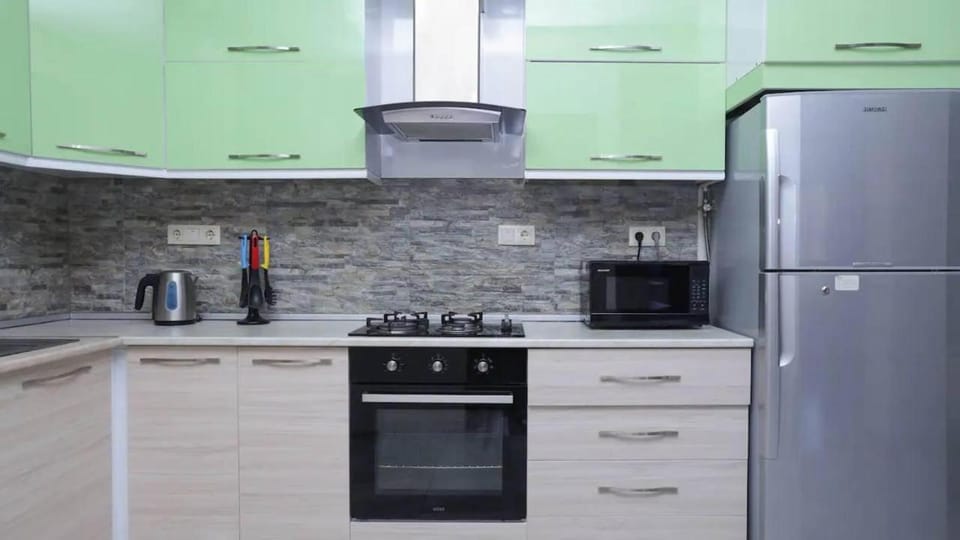 Coffee/tea facilities, Kitchen or kitchenette, oven, stove
