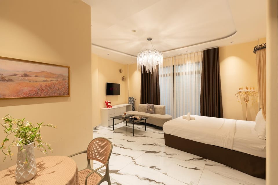 Bed, TV and multimedia, Living room, Photo of the whole room, Seating area, Bedroom