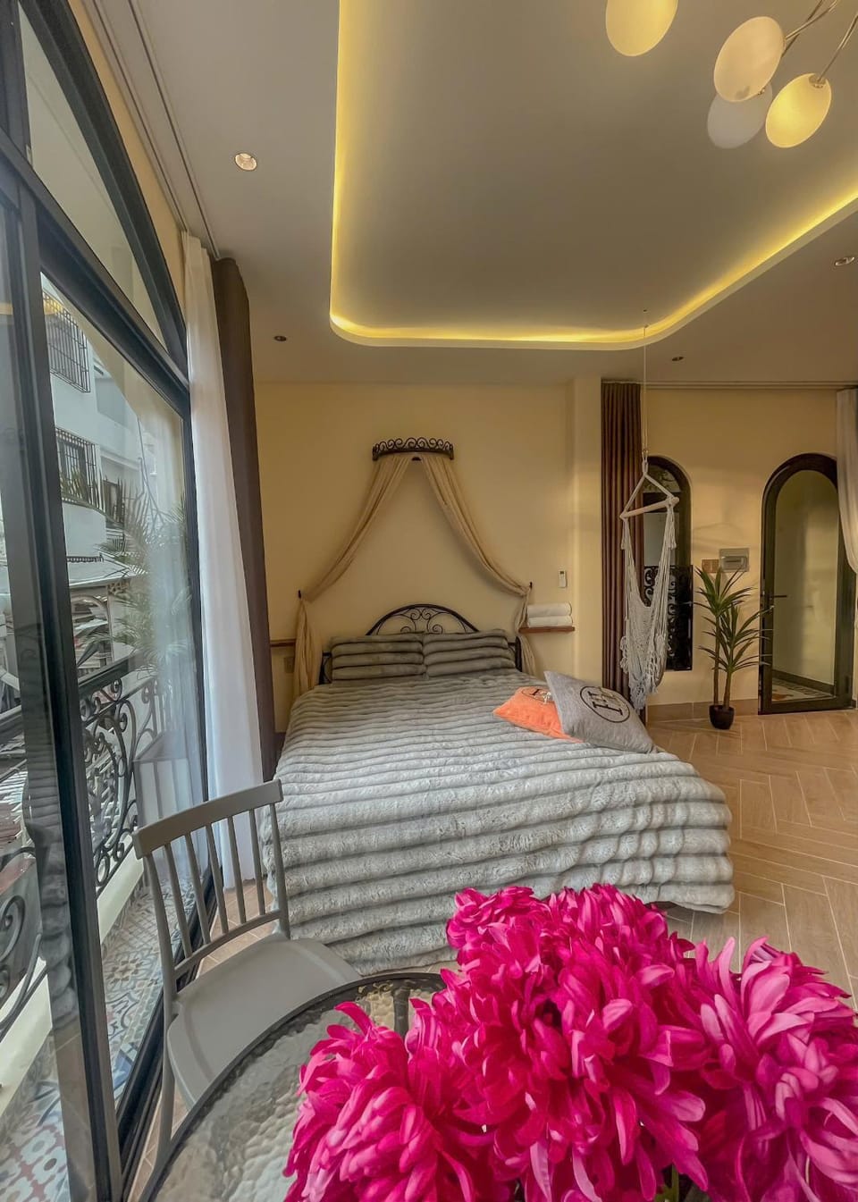 Bed, Living room, Photo of the whole room, Seating area, Bedroom