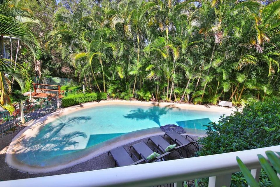 Swimming pool, sunbed