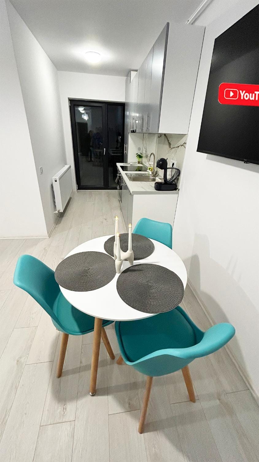 TV and multimedia, Kitchen or kitchenette, Living room, Seating area, Dining area
