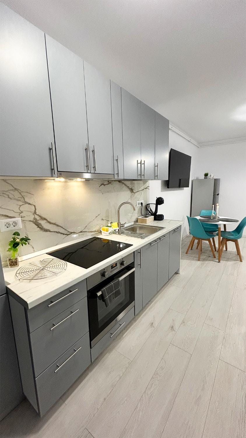 TV and multimedia, Kitchen or kitchenette, Dining area, dishwasher, oven, stove, kitchen