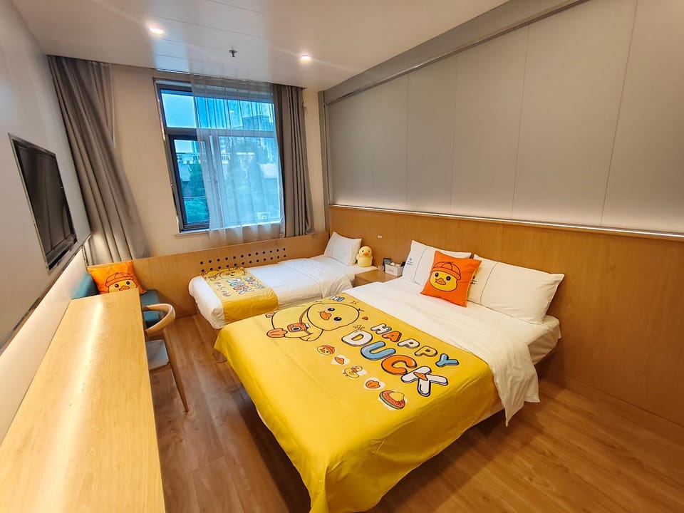 Photo of the whole room, room service