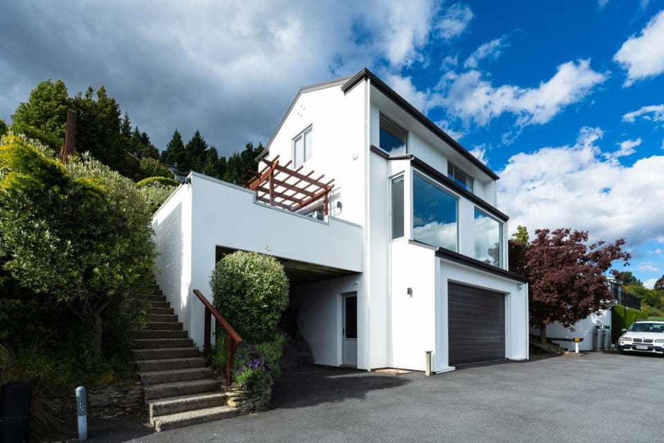 Panoramic Lake Wakatipu Escape House in Queenstown