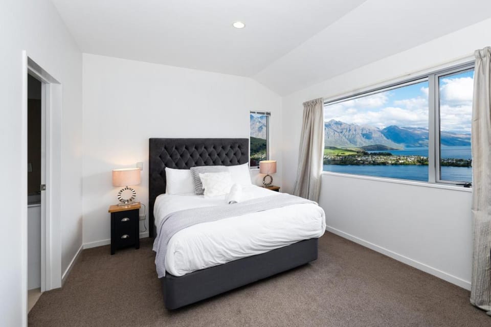 Panoramic Lake Wakatipu Escape House in Queenstown
