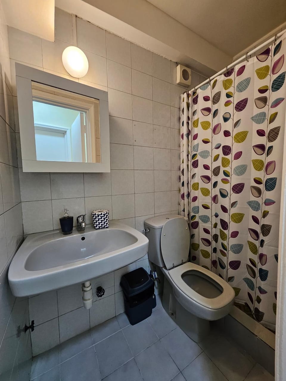 Shower, Toilet, Bathroom, Bath, bidet, towels