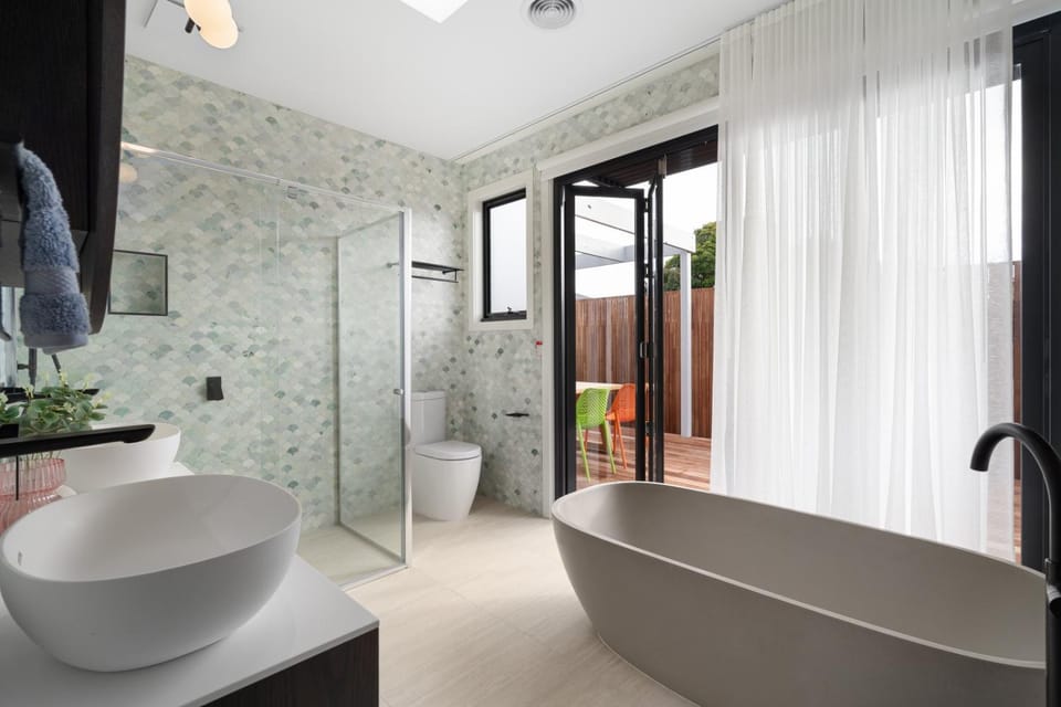 Shower, Toilet, Bathroom, Bath, towels