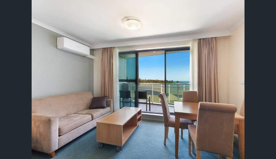 The Entrance Waterfront Studio, Balcony, Pool, Water Views, Unit 208 Apartment in The Entrance