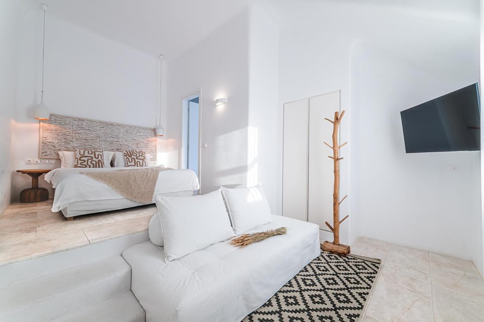Bed, TV and multimedia, Photo of the whole room, Seating area, Bedroom