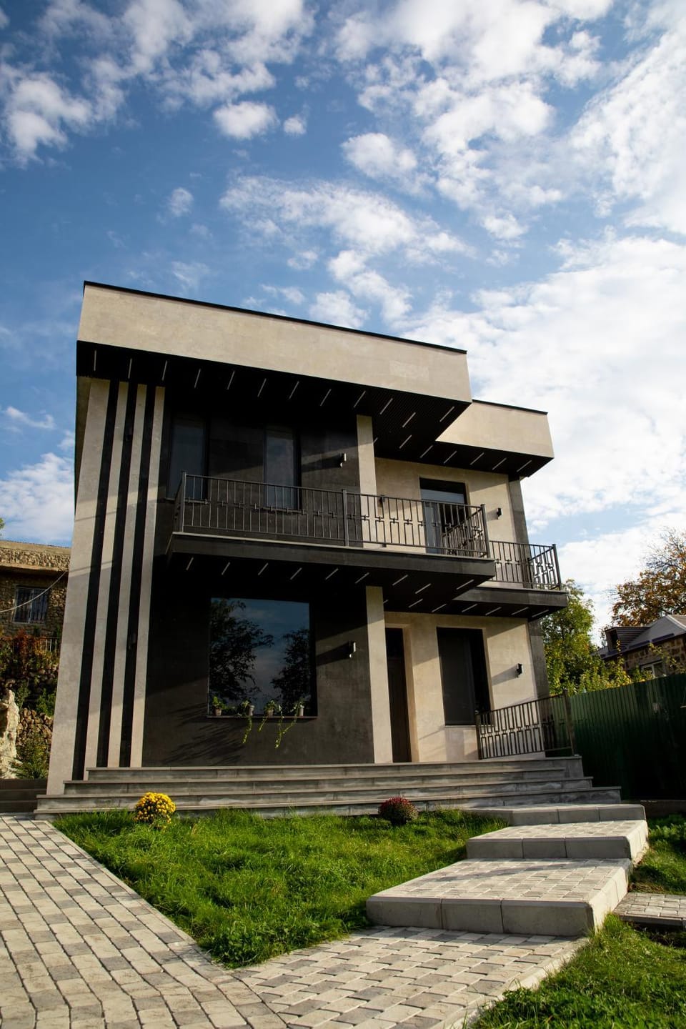 Property building, Facade/entrance, Day, Garden, Garden view