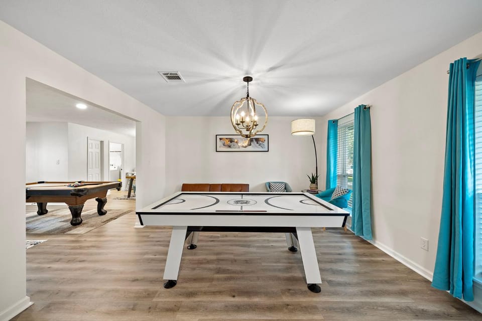 Houston Stay Game Room BBQ Yard Sleeps 16 House in Houston