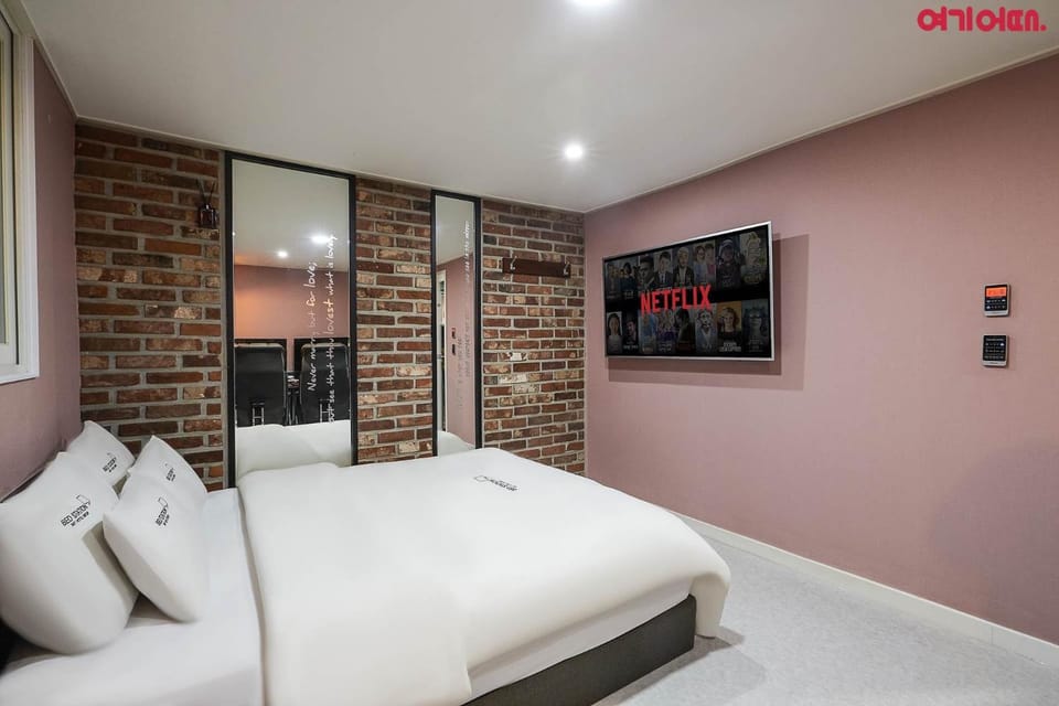 Communal lounge/ TV room, Bed, TV and multimedia, Photo of the whole room, Evening entertainment, Bedroom