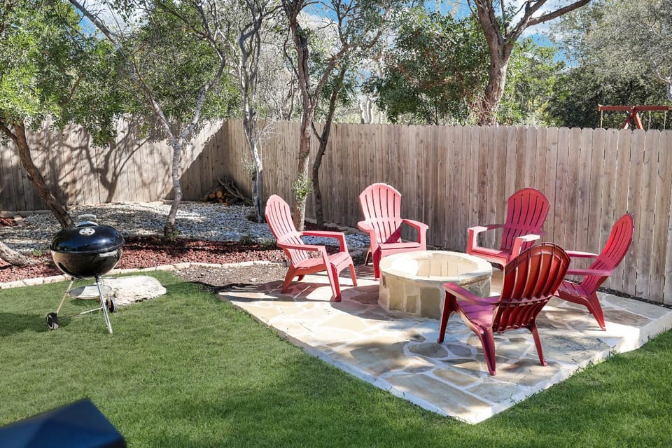 Getaway Nr Sea World BBQ Ping Pong Air Hockey House in San Antonio
