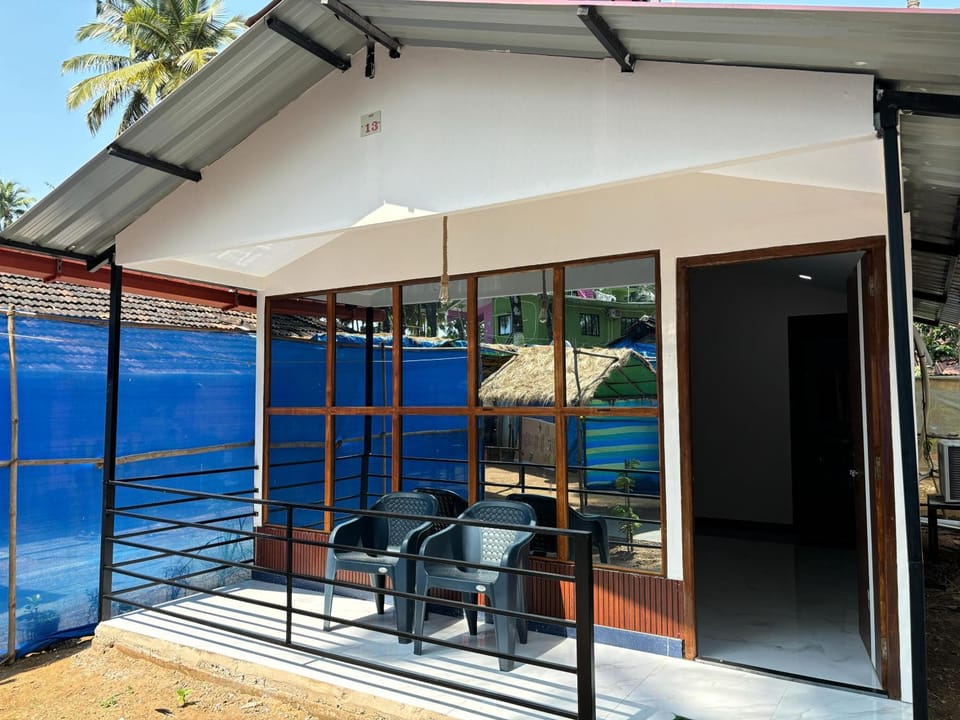 Property building, Day, Balcony/Terrace