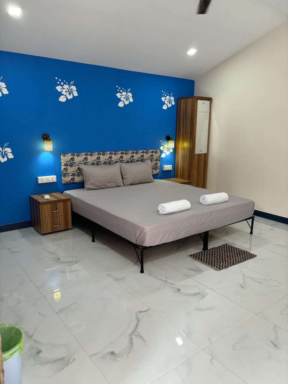 Bed, Living room, Photo of the whole room, Seating area, Bedroom
